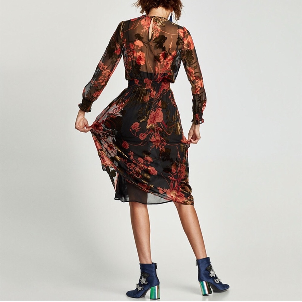 🔸NEVER WORN🔸 ZARA Velvet Floral Black Midi Dress
